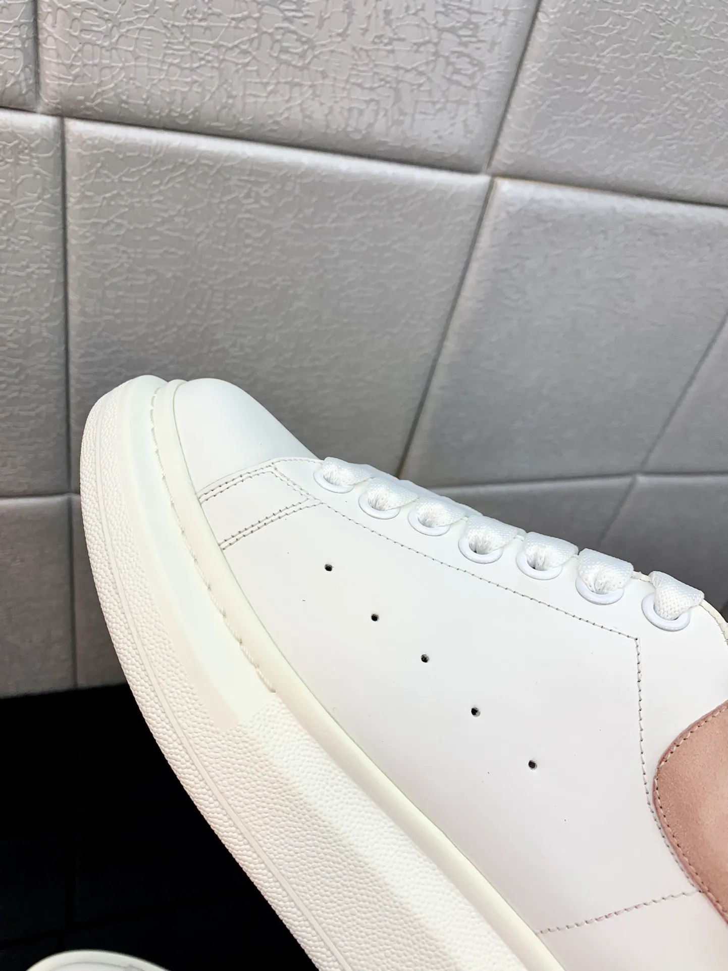 👟👟Ex-factory price👟👟Ex-factory price 480👟👟 2022 latest upgraded version The latest McQueen white shoes original 1⃣: 1⃣perfect replica ☑Deliver the latest counter full set of packaging🎁Full series of color styles are constantly updated🥳🥳 🔺Fabric: Customized original matte silk cowhide 🔺Inner lining: imported water-dyed sheepskin lining/original customized soft cowhide pad 🔺Feet: ultra-clear high temperature air pressure logo➕soft latex pad 🔺outsole: rubber T👟👟factory price👟👟factory price U vacuum bottom/I👟👟factory price👟👟factory price original foam bottom, thick bottom about 4cm 🔺Size: Female M34-40 Male M39-45
